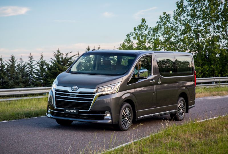 Hiace recorriendo el camino